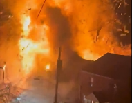 Imagen de la explosión de una casa en Arlington, Texas, Estados Unidos.