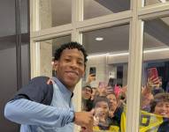 Gonzalo Plata saludando a hinchas ecuatorianos en Toronto.