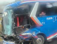 Imagen del bus que se accidentó en la vía a Papallacta.