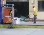 Una gasolinera de Pascuales, norte de Guayaquil, fue atacada con explosivos la noche de este martes 25 de julio.
