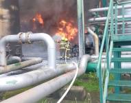 Los casacas rojas apagan el fuego en la Refinería de Esmeraldas.