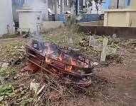Imagen del féretro quemado en un cementerio de El Carmen, Manabí, el viernes 31 de octubre.