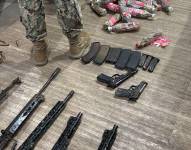 Imagen de pistolas, cargadores y fusiles hallados en la Penitenciaría del Litoral por uniformados de la Armada Nacional.