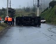 Un camión volcado en la Simón Bolívar y Las Palmeras, al amanecer de este viernes 26 de diciembre de 2025.