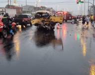 Imagen de la buseta completamente destrozada en la av. Colonos y calle Patricio Romero.