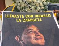 Aficionados de BSC rindieron tributo a Mario Pineida con pancartas y cánticos.