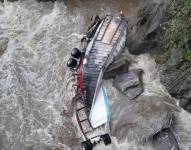 El tráiler quedó estancado en el cauce del río.