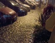 Varios sectores de Guayaquil se inundaron por las fuertes lluvias de la madrugada de hoy.