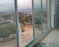 De manera preliminar, se reportan daños en los ventanales del sanatorio, producto de los disparos.