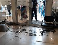 Un grupo de supuestos manifestantes destruyeron una de las recepciones del sanatorio.