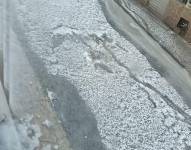 El granizo cubrió las calles en el barrio Toctiuco, en el centro de Quito.