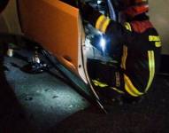 Uno de los bomberos atendió la emergencia en las avenidas Edmundo Carvajal y Brasil, norte de Quito.