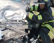 Los bomberos atendieron la emergencia en la av. Simón Bolívar.