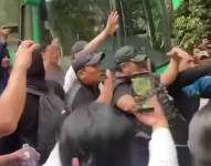 Protestas terminan en pelea por manejo de rutas a Machu Picchu.