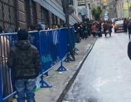 Una larga de fila de personas se formó en la calle Briceño, junto al edificio de la Dirmov.