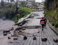 Varios adoquines fueron arrastrados hasta la avenida Simón Bolívar, en el sector de Guajaló.