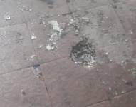 Imagen de una parte de la vereda tras la explosión en el centro de Guayaquil.