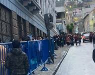 Una larga de fila de personas se formó en la calle Briceño, junto al edificio de la Dirmov.