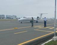 El viaje del presidente Noboa se retrasó por daños en el avión presidencial.