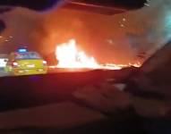 Imagen de un carro incendiándose en los exteriores de un centro comercial de Guayaquil, la noche de este miércoles 20 de diciembre.