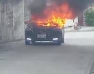 Imagen de un carro incinerado en las Colinas de Alborada, norte de Guayaquil