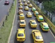 Ciento de taxis se tomaron la autopista General Rumiñahui la mañana de este lunes 27 de junio del 2022.