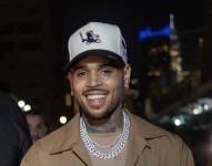 Fotografia de Chris Brown saleindo de fiesta en la noche.