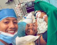 Jombriel y su pareja, Angie Hernández con su hijo en brazos.
