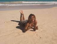 Karol G en las playas de Oahu.