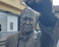 Vándalos cortaron el dedo de la estatua de Sixto Durán Ballén.