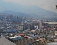 El humo se dirigió desde el centro hasta el norte de la capital.