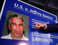 Vista del cartel con el que la Justicia estadounidense pedía el arresto del fallecido financiero estadounidense Jeffrey Epstein, en una fotografía de archivo.