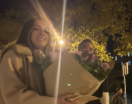 Momento en el que Messi pasa detrás de la pareja mientras ellos grababan un video romántico