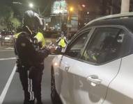 Agentes revisan vehículos por el Pico y Placa en Quito