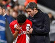 Anthony Valencia, jugador ecuatoriano, junto al entrenador del Royal Antwerp, Mark van Bommel.