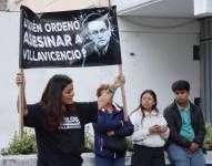 25 de febrero de 2025 | Familiares y amigos de Fernando Villavicencio en un plantón en exteriores de la oficina de la Fiscalí en Quito.