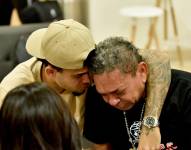 Luis Díaz (i) y su padre, Luis Manuel Díaz, se reencuentran después de 12 días de secuestro.