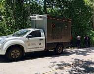 Imagen de archivo de un carro de medicina legal recogiendo cinco cuerpos de personas asesinadas en marzo de 2024.