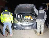Foto de un auto con celulares ocultos en distintos compartimentos, tras cruzar el Puente Internacional de Rumichaca.