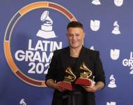 El cantante español Alejandro Sanz posa en la sala de prensa con sus premios al Mejor Álbum Pop Contemporáneo por Y ahora qué y al premio a la Grabación del Año por Palmeras en el jardín.