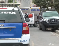 Imagen de un carro de Medicina Legal recogiendo el cuerpo de una persona asesinada en Flor de Bastión, en diciembre del 2024.