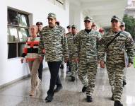 Fotografía cedida por Palacio de Miraflores del presidente de Venezuela, Nicolás Maduro, caminando junto al ministro del Poder Popular para la Defensa de Venezuela, Vladimir Padrino López, durante un acto de activación de las Unidades Comunales Milicianas este viernes, en Caracas (Venezuela).
