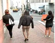 Un grupo de trabajadoras sexuales en las calles Venezuela y Rocafuerte del Centro Histórico de Quito.