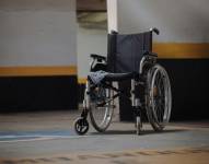 Imagen de una silla de ruedas en un parqueadero.