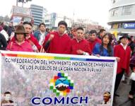 Fernando Guamán (centro y alzando el puño), presidente de la Comich, durante una marcha en 2023.