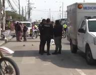 Imagen de policías en una escena del crimen, en los exteriores de la Penitenciaría del Litoral.