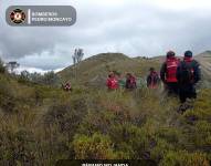 Los bomberos asistieron en el rescate del cuerpo.