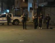 Imagen de policías tras el ataque armado en las calles Décima entre Colón y Sucre.