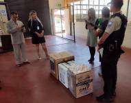 Policías vigilan el proceso electoral para las personas privadas de la libertad.