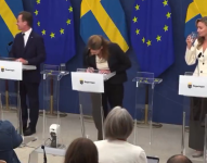Momento de la fuerte caída de la ministra de Salud de Suecia, Elisabet Lann